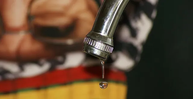 Plombier réparant une fuite d'eau