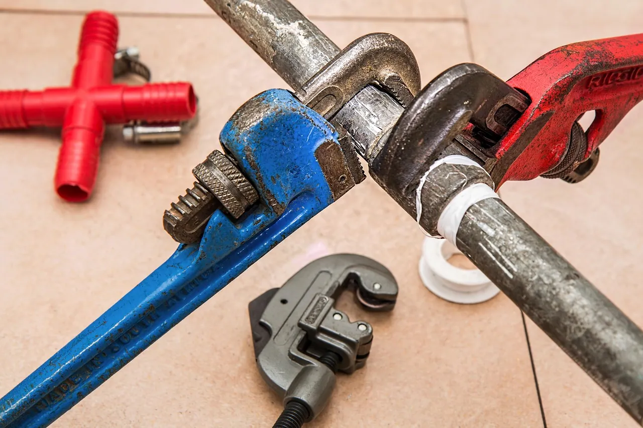 Outils de plomberie pour réparer une fuite d'eau